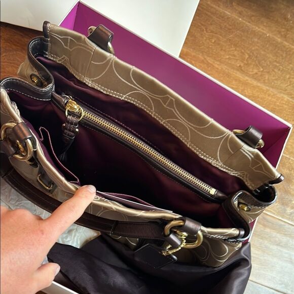 Coach Cream and Brown Shoulder Bag with Signature Design - Picture 3 of 4